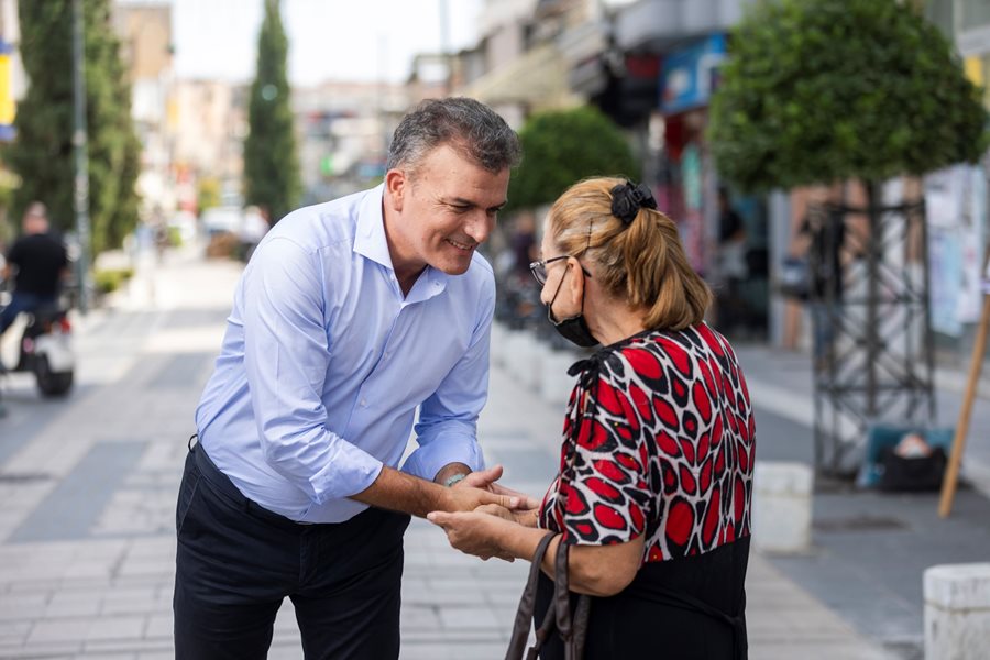 O Δήμαρχος Λαρισαίων, κ.Θανάσης Μαμάκος σε χειραψία με κυρία τρίτης ηλικίας