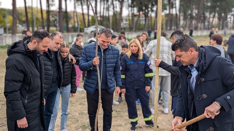 Δράση δενδροφύτευσης στην οδό Θεοφράστου